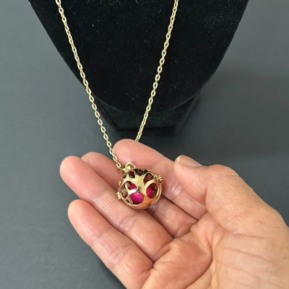 Elegant Gold and Red Pendant Necklace